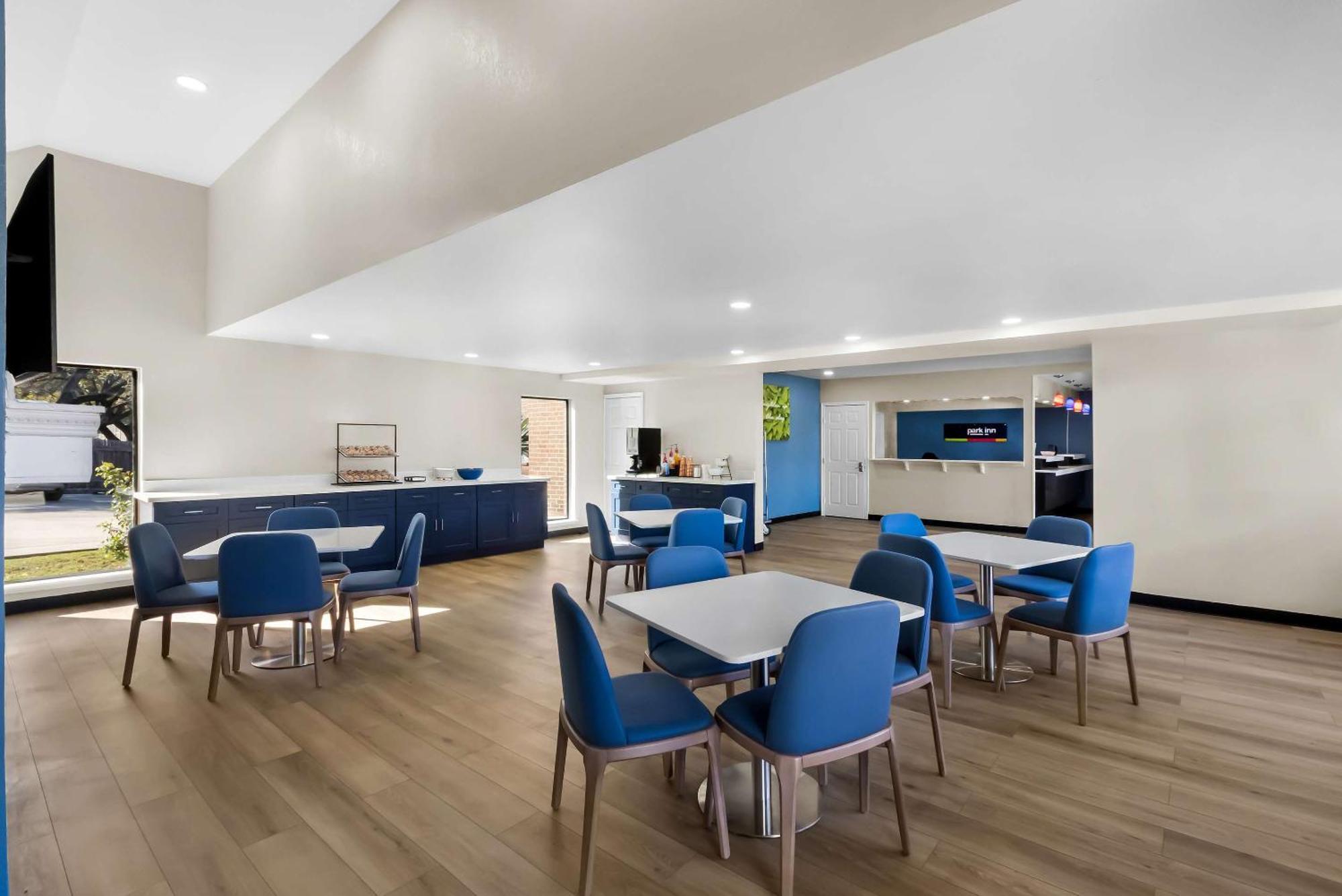 Park Inn By Radisson San Antonio Bagian luar foto